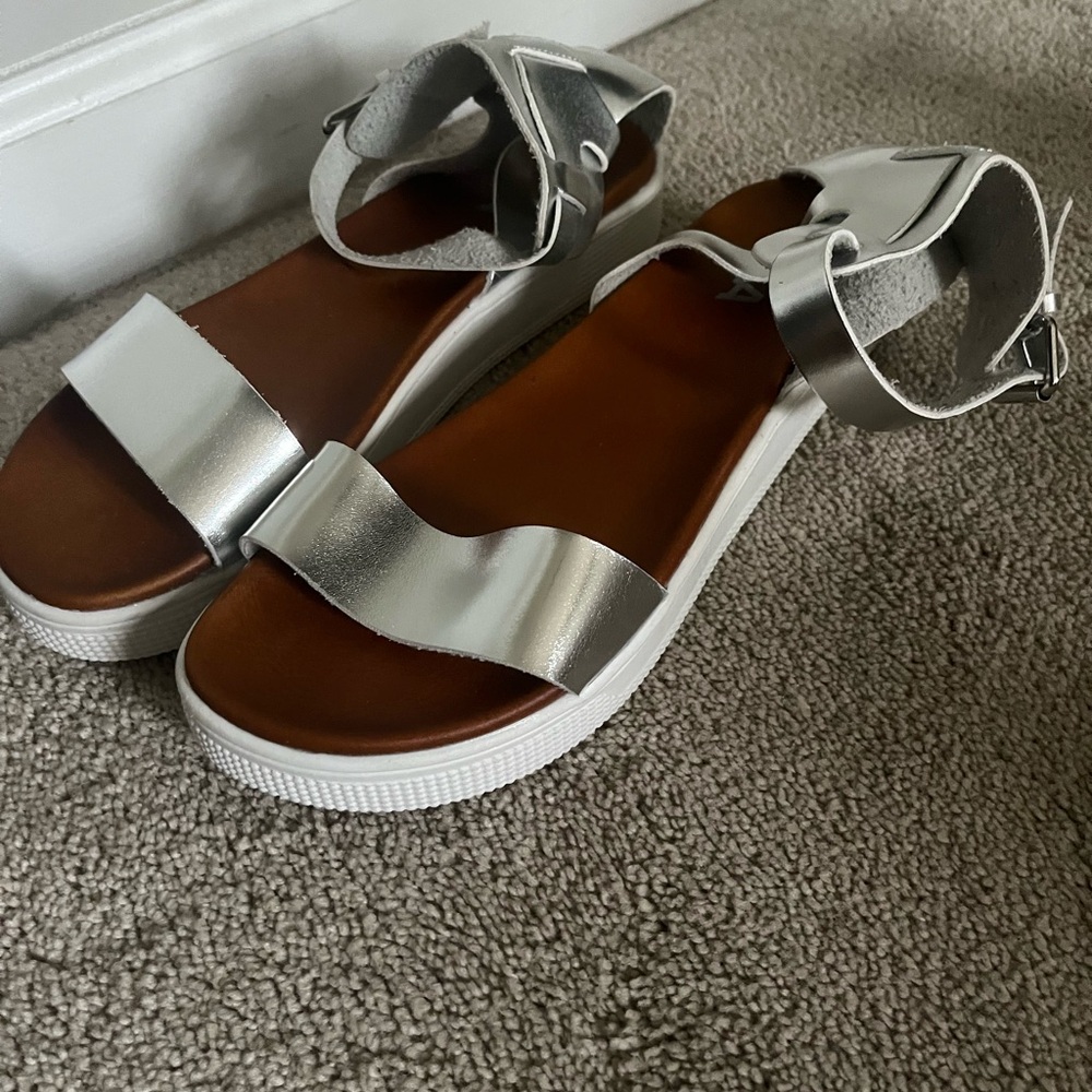 Women's Metallic Silver Ankle-Strap Platform Sandals MIA 7.5